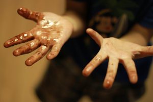 chlapec so špinavými rukami