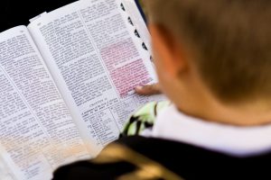 Chlapec číta Knihu Mormonovu